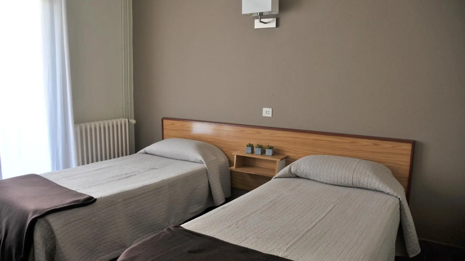 ゲストハウス Hostal Alberana Verges